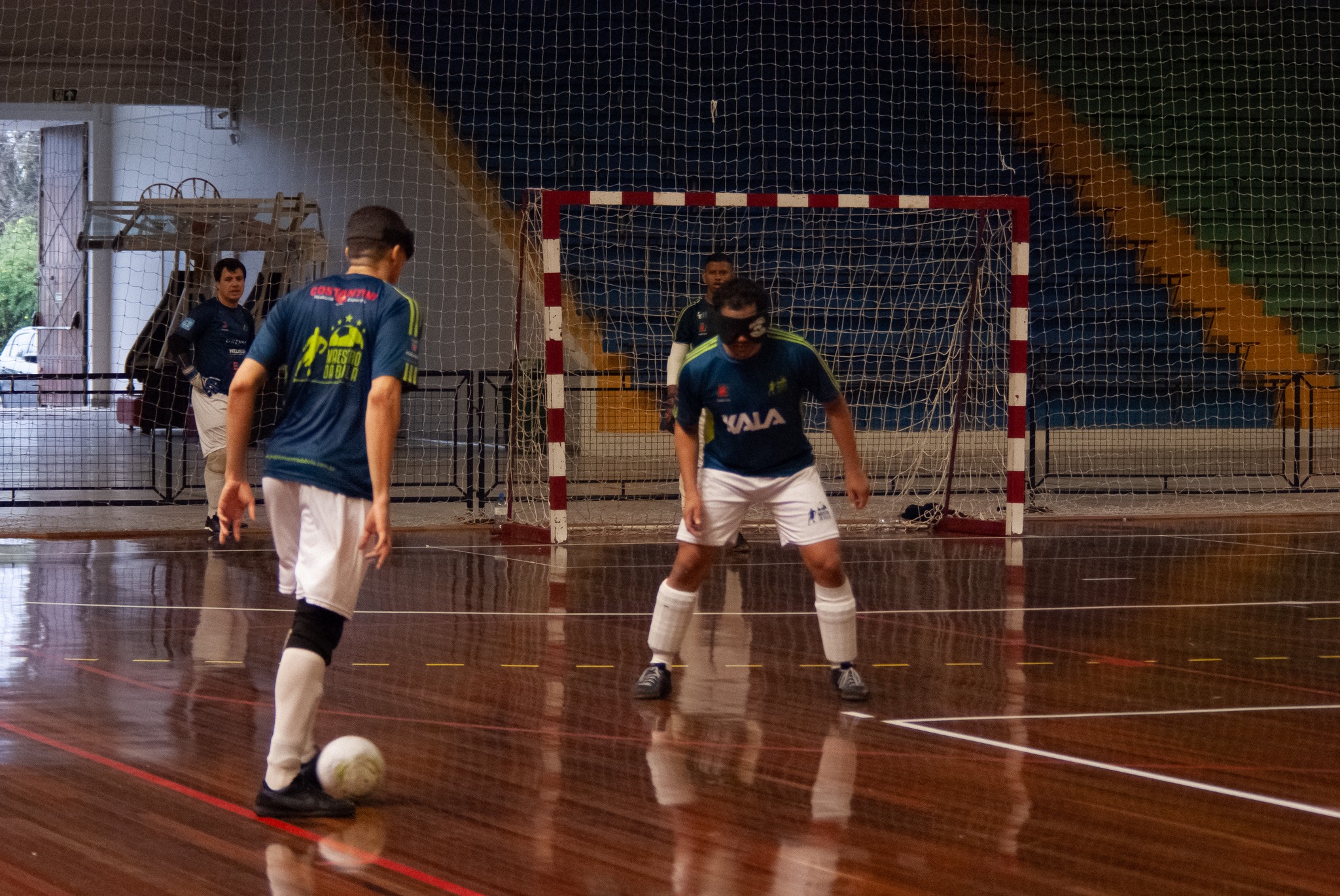 imagem mostra a prática do futebol de cinco