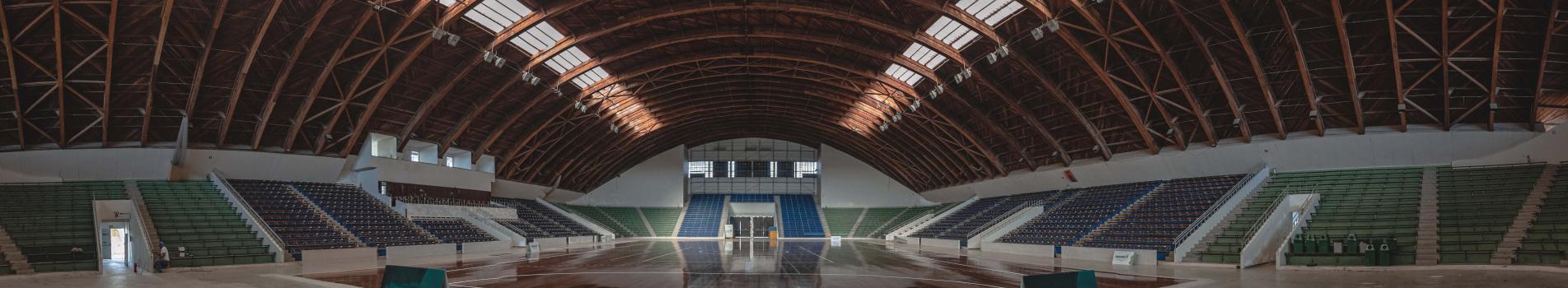 foto do ginásio do tarumã mostrando a parte interna com a quadra e arquibancadas