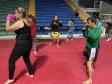 imagem mostra a prática do muay thai durante aula na escolinha de esporte no ginásio do tarumã