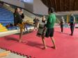 imagem mostra a prática do muay thai durante aula na escolinha de esporte no ginásio do tarumã