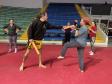 imagem mostra a prática do muay thai durante aula na escolinha de esporte no ginásio do tarumã