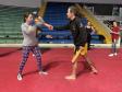 imagem mostra a prática do muay thai durante aula na escolinha de esporte no ginásio do tarumã