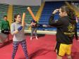 imagem mostra a prática do muay thai durante aula na escolinha de esporte no ginásio do tarumã