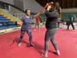 imagem mostra a prática do muay thai durante aula na escolinha de esporte no ginásio do tarumã