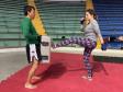 imagem mostra a prática do muay thai durante aula na escolinha de esporte no ginásio do tarumã