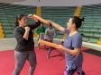 imagem mostra a prática do muay thai durante aula na escolinha de esporte no ginásio do tarumã