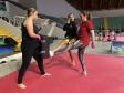 imagem mostra a prática do muay thai durante aula na escolinha de esporte no ginásio do tarumã