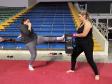 imagem mostra a prática do muay thai durante aula na escolinha de esporte no ginásio do tarumã