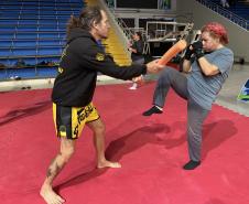 imagem mostra a prática do muay thai durante aula na escolinha de esporte no ginásio do tarumã