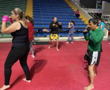 imagem mostra a prática do muay thai durante aula na escolinha de esporte no ginásio do tarumã