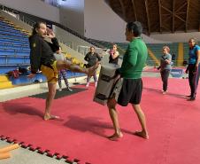 imagem mostra a prática do muay thai durante aula na escolinha de esporte no ginásio do tarumã