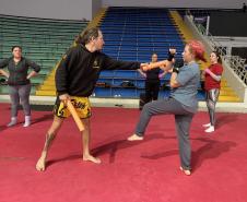 imagem mostra a prática do muay thai durante aula na escolinha de esporte no ginásio do tarumã