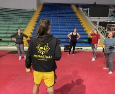 imagem mostra a prática do muay thai durante aula na escolinha de esporte no ginásio do tarumã