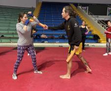 imagem mostra a prática do muay thai durante aula na escolinha de esporte no ginásio do tarumã