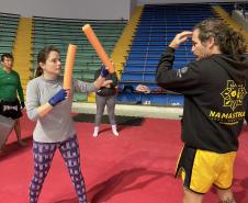 imagem mostra a prática do muay thai durante aula na escolinha de esporte no ginásio do tarumã