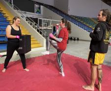 imagem mostra a prática do muay thai durante aula na escolinha de esporte no ginásio do tarumã