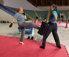 imagem mostra a prática do muay thai durante aula na escolinha de esporte no ginásio do tarumã