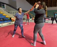 imagem mostra a prática do muay thai durante aula na escolinha de esporte no ginásio do tarumã