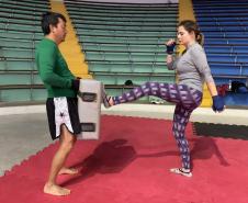 imagem mostra a prática do muay thai durante aula na escolinha de esporte no ginásio do tarumã