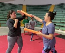 imagem mostra a prática do muay thai durante aula na escolinha de esporte no ginásio do tarumã