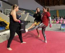 imagem mostra a prática do muay thai durante aula na escolinha de esporte no ginásio do tarumã