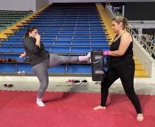 imagem mostra a prática do muay thai durante aula na escolinha de esporte no ginásio do tarumã