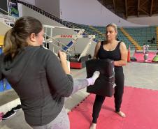 imagem mostra a prática do muay thai durante aula na escolinha de esporte no ginásio do tarumã