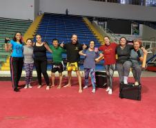 imagem mostra a prática do muay thai durante aula na escolinha de esporte no ginásio do tarumã