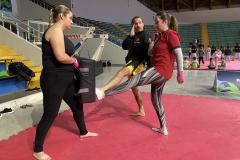 imagem mostra a prática do muay thai durante aula na escolinha de esporte no ginásio do tarumã