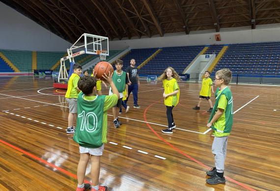 Escolinha de Esporte: Basquetebol