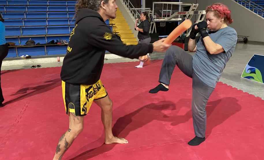 imagem mostra a prática do muay thai durante aula na escolinha de esporte no ginásio do tarumã