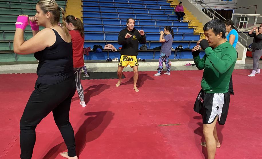 imagem mostra a prática do muay thai durante aula na escolinha de esporte no ginásio do tarumã
