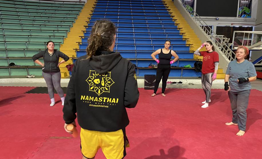 imagem mostra a prática do muay thai durante aula na escolinha de esporte no ginásio do tarumã