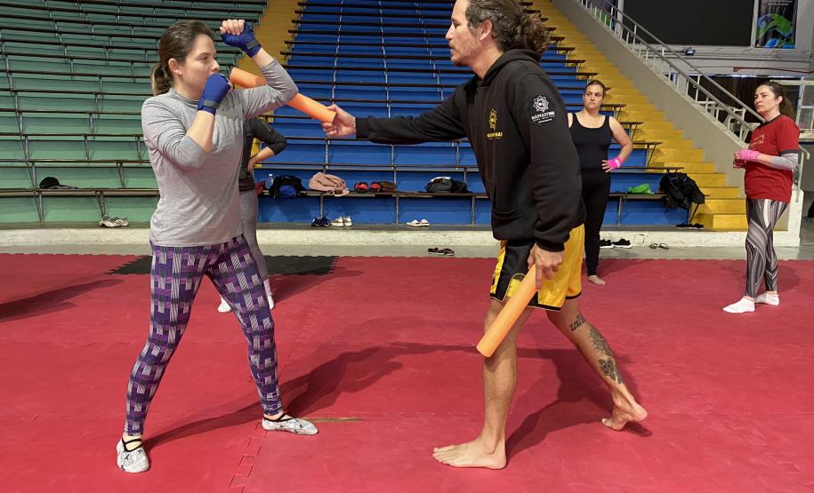 imagem mostra a prática do muay thai durante aula na escolinha de esporte no ginásio do tarumã