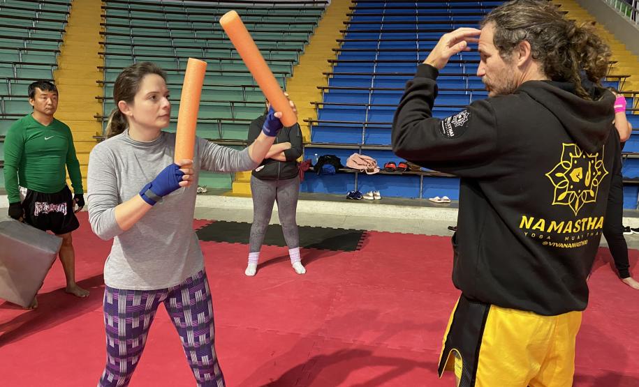 imagem mostra a prática do muay thai durante aula na escolinha de esporte no ginásio do tarumã