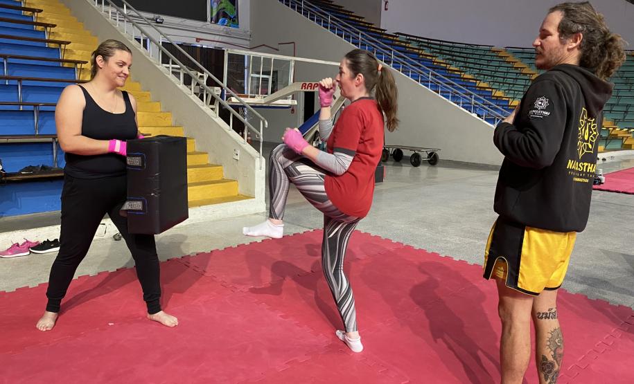 imagem mostra a prática do muay thai durante aula na escolinha de esporte no ginásio do tarumã