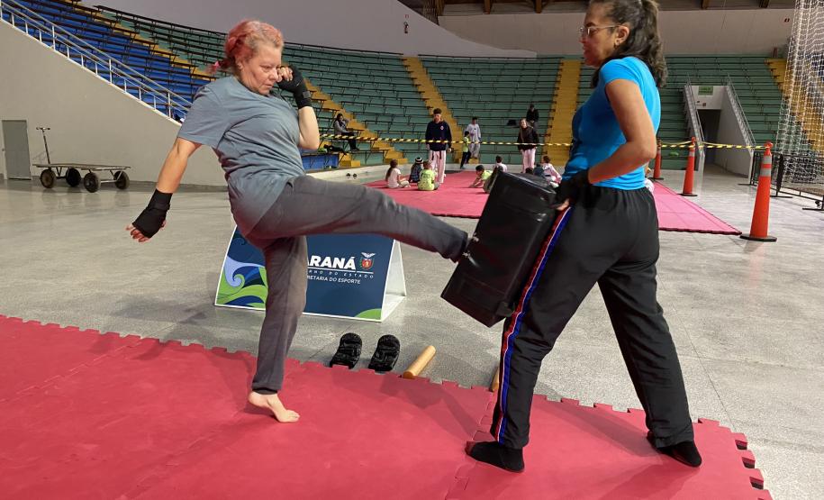 imagem mostra a prática do muay thai durante aula na escolinha de esporte no ginásio do tarumã