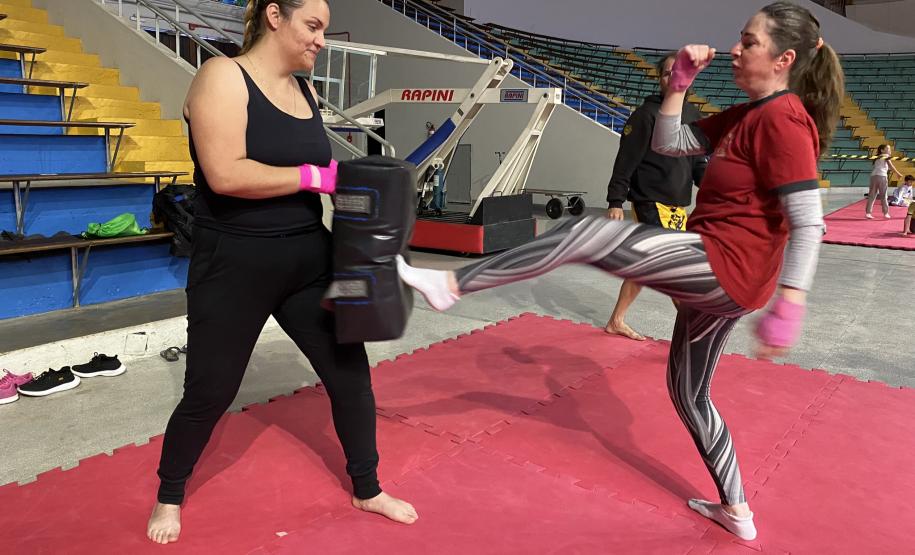 imagem mostra a prática do muay thai durante aula na escolinha de esporte no ginásio do tarumã
