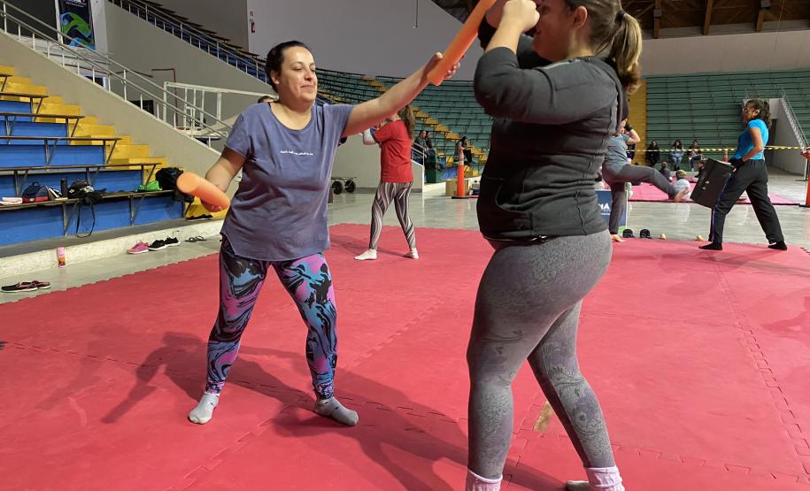 imagem mostra a prática do muay thai durante aula na escolinha de esporte no ginásio do tarumã