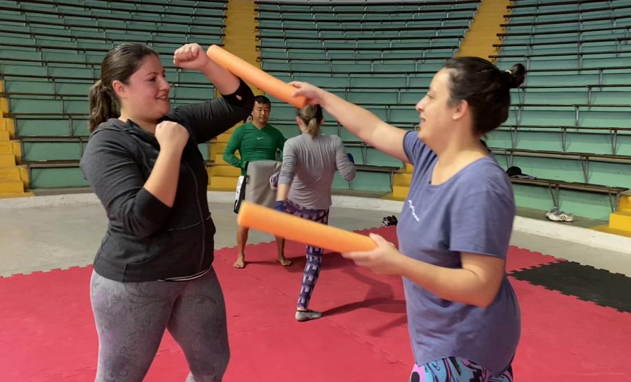 imagem mostra a prática do muay thai durante aula na escolinha de esporte no ginásio do tarumã