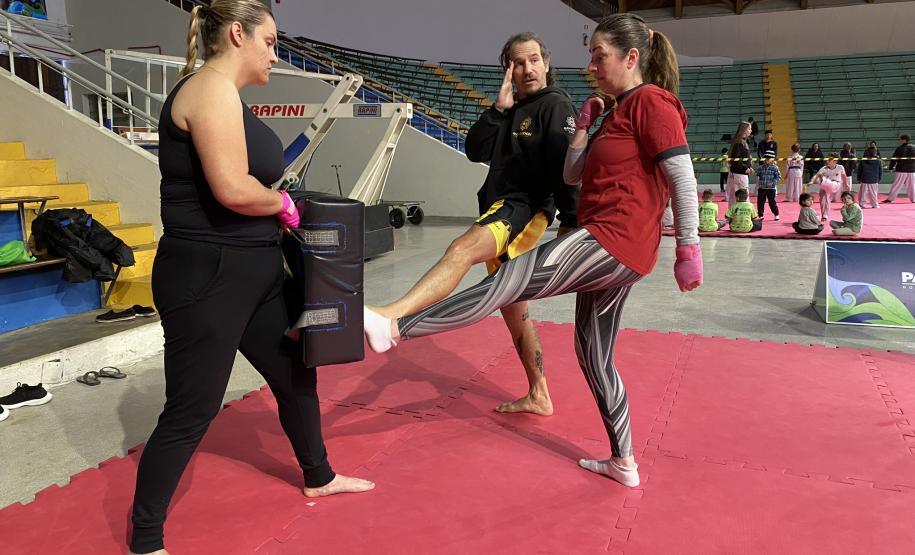 imagem mostra a prática do muay thai durante aula na escolinha de esporte no ginásio do tarumã