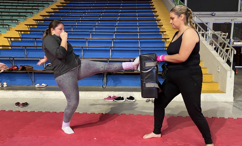 imagem mostra a prática do muay thai durante aula na escolinha de esporte no ginásio do tarumã