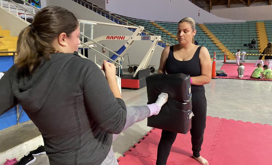 imagem mostra a prática do muay thai durante aula na escolinha de esporte no ginásio do tarumã