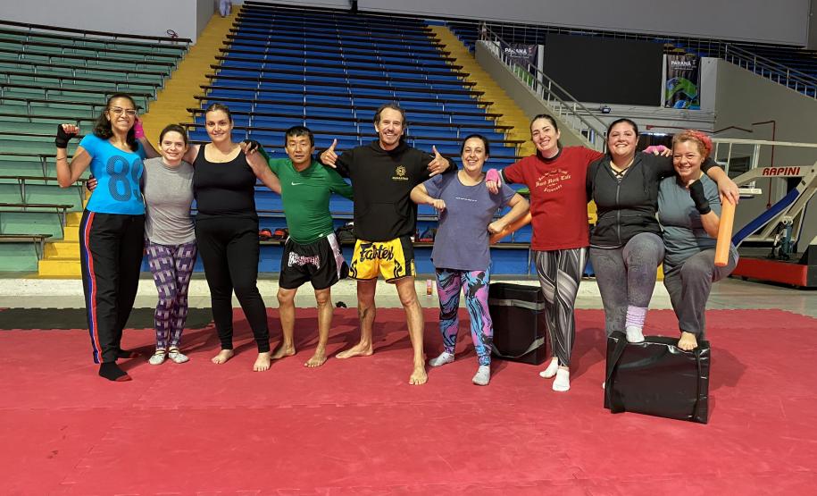 imagem mostra a prática do muay thai durante aula na escolinha de esporte no ginásio do tarumã