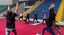 imagem mostra alunas praticando yoga durante aula